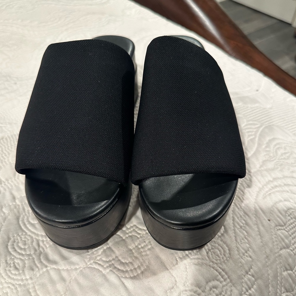 Woman’s slide sandal